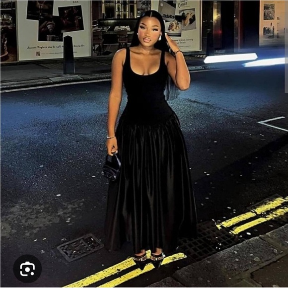 Zara Dresses & Skirts - Spring 🌺 NWT ZARA CONTRAST MIDI DRESS SIZE M
🚨 My prices are firm, no discount